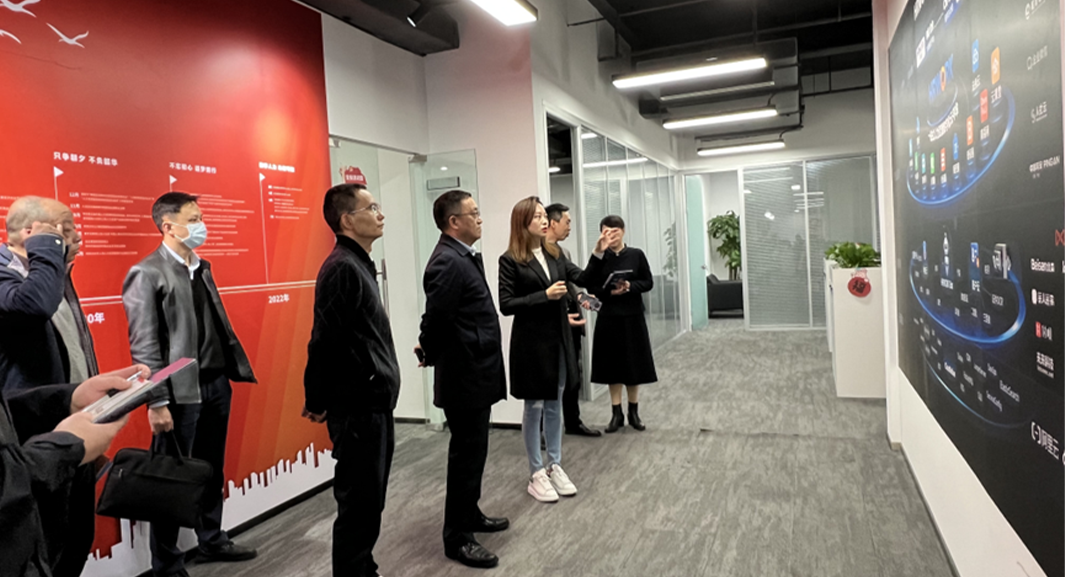 成都市青羊区副区长龚昌华一行领导莅临z6尊龙官方网站集团四川公司调研指导