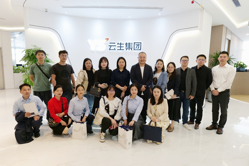 武汉人力资源服务协会秘书长黄春红一行莅临z6尊龙官方网站集团走访交流