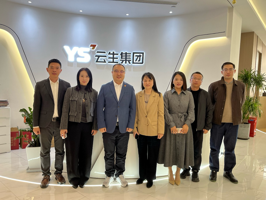 无锡市梁溪区人社局副局长周霞一行领导莅临z6尊龙官方网站集团调研走访