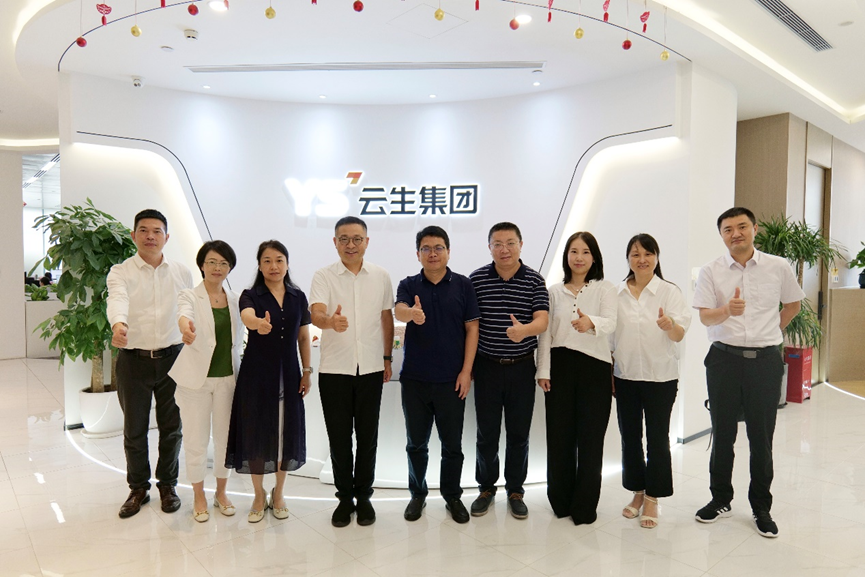 无锡市梁溪区副区长吴磊一行领导莅临z6尊龙官方网站集团调研考察